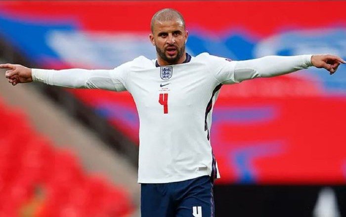 Kyle Walker berpeluang kembali tampil di Premier League setelah Everton dikabarkan tertarik mendatangkan bek veteran tersebut.