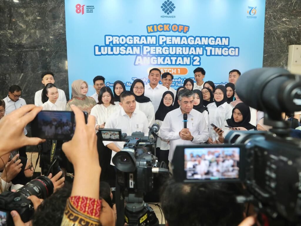 Menaker Yassierli saat menjawab pertanyaan para wartawan dalam Kick Off dan Orientasi Program MagangHub Angkatan II Batch 1 di Kantor Kemnaker, Jakarta, Selasa (11/8/2026). (Foto: Humas Kemnaker)