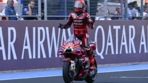 marc-marquez-berdiri-di-atas-motor