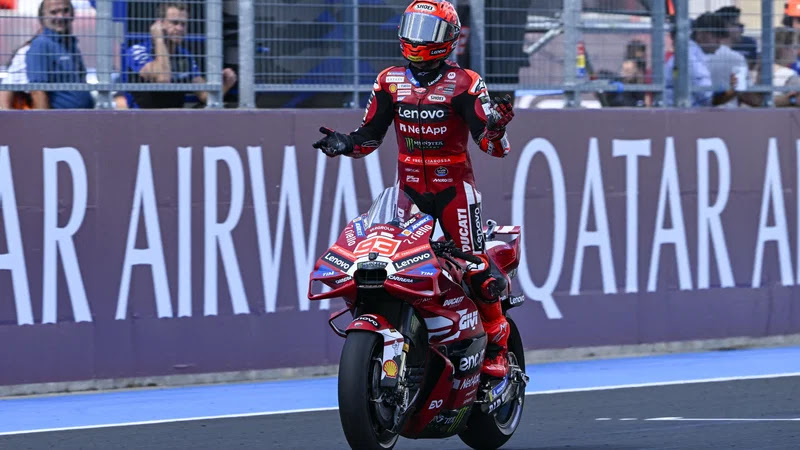 marc-marquez-berdiri-di-atas-motor