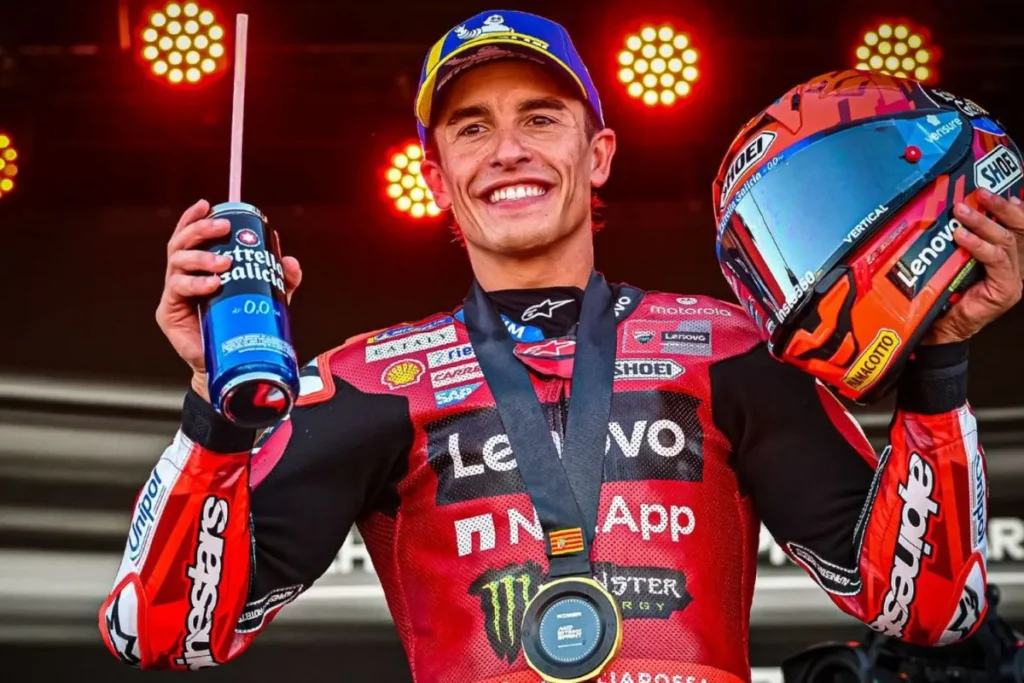 marc marquez podium senyum pegang helm