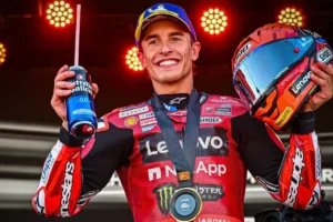 marc marquez podium senyum pegang helm