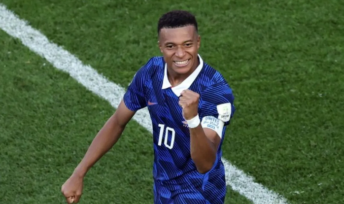 mbappe-kepal-tangan-xinhua