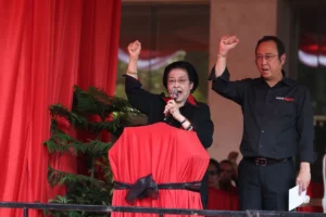 Presiden Kelima RI sekaligus Ketua Umum DPP PDI Perjuangan (PDIP), Megawati Soekarnoputri, Didampingi putranya yang juga Ketua DPP PDIP, M. Prananda Prabowo, saat meresmikan Monumen Peristiwa Kudatuli yang berada di halaman Kantor Partai, Jalan Diponegoro Nomor 58, Menteng, Jakarta Pusat, Senin (27/7/2026).