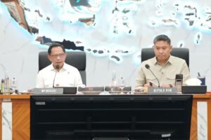 Mendagri Tito Karnavian (kiri) dan Kepala Kepala BGN Sudaryono dalam Rapat Koordinasi Khusus Kemendagri, BGN, dan pemerintah daerah yang berlangsung secara hybrid dari Ruang Sidang Utama Kantor Pusat Kemendagri, Jakarta, Kamis (13/8/2026).