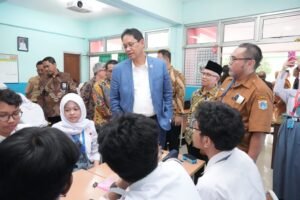 Menteri Keuangan (Menkeu) Purbaya bersama Wakil Menteri Pendidikan Dasar dan Menengah (Wamendikdasmen) Atip Latipulhayat mengunjungi SMAN 68 Jakarta dan SMPN 216 Jakarta, Selasa (11/8/2026).