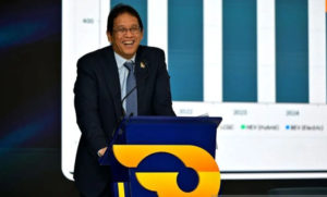 menkeu-purbaya-tertawa-di-podium