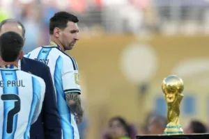 messi-sedih-lihat-piala-dunia