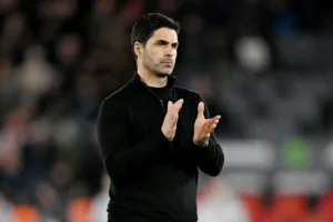 mikel-arteta-tepuk-tangan