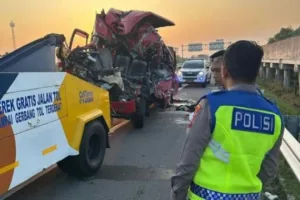 mobil-bekas-kecelakaan-diderek-oleh-petugas-di-km-498800-jal-pih6