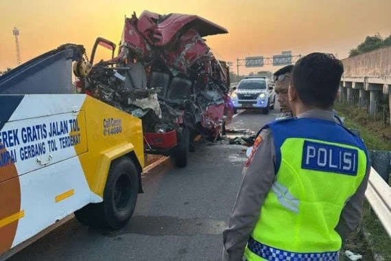 mobil-bekas-kecelakaan-diderek-oleh-petugas-di-km-498800-jal-pih6