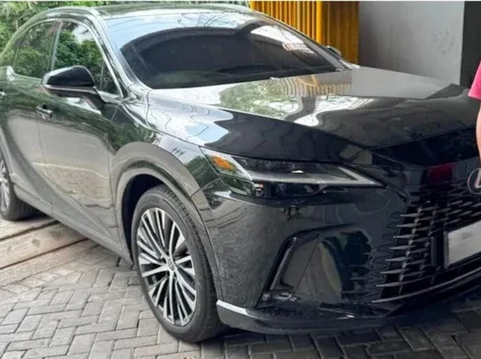 mobil-mewah-warga-surabaya-yang-hendak-ditarik-paksa-debt-collector-1776930373669_43