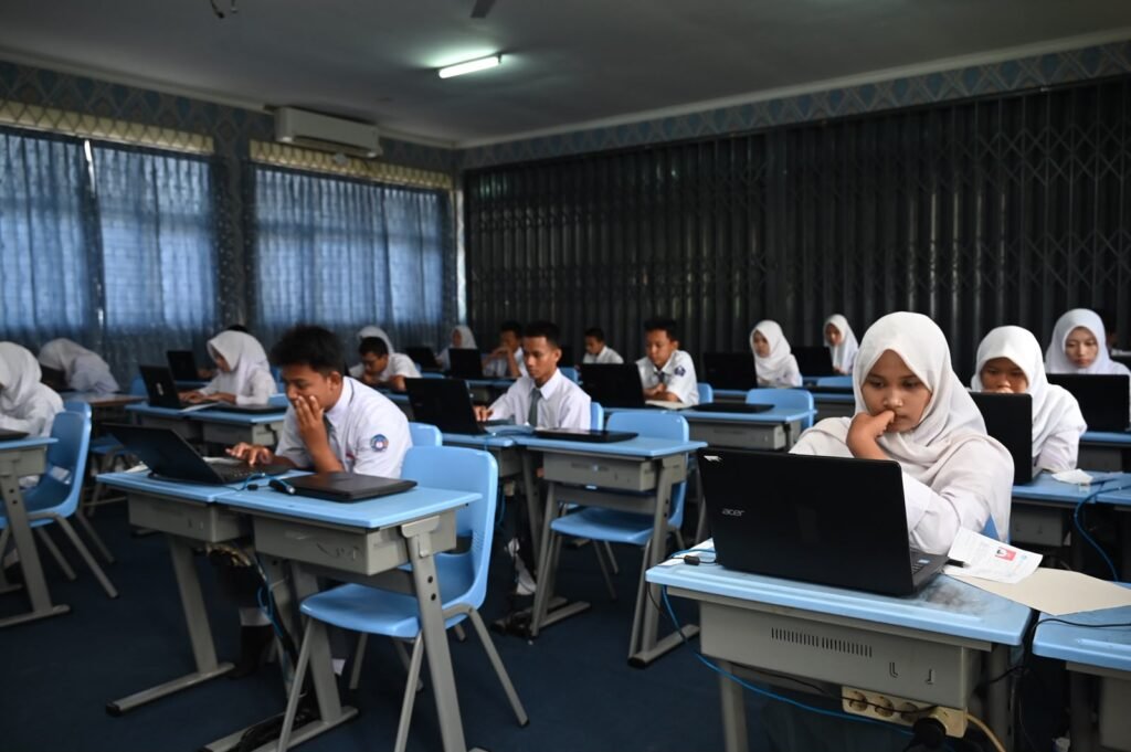 murid-sma-tes-pakai-laptop-di-kelas