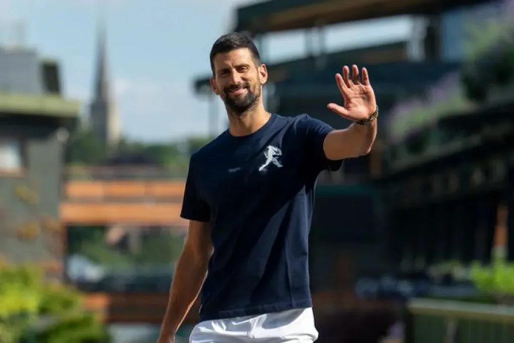 novak-djokovic-santai-di-wimbledon