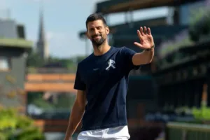 novak-djokovic-santai-di-wimbledon