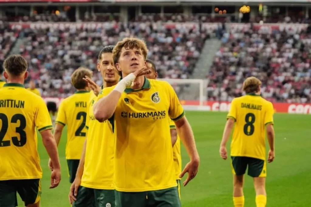 Ole Romeny ditemani Justin Hubner melakukan selebrasi setelah mencetak gol pembuka Fortuna Sittard melawan PSV Eindhoven dalam laga pembuka Liga Belanda 2026/2027 di Stadion Philips pada Minggu (9/8/2026). (Foto: X.com/FortunaSittard)