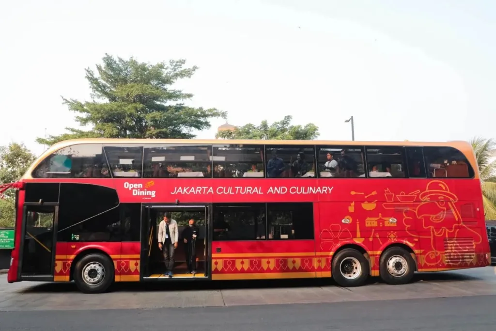 open-dining-bus