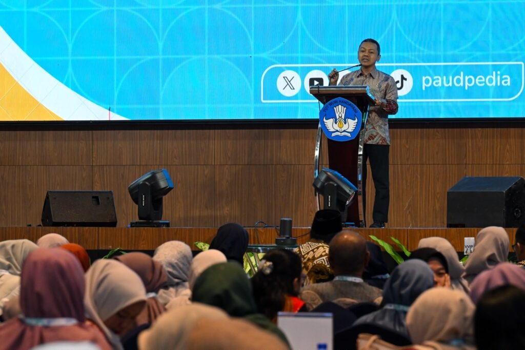 Wamendikdasmen Fajar Riza Ul Haq saat menutup kegiatan Finalisasi Dokumen Perencanaan dan Penandatanganan Perjanjian Kerja Sama (PKS) Program Revitalisasi PAUD Angkatan ke-62 di Kota Batam, Kepulauan Riau, Selasa (11/8/2026).