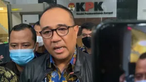 pejabat-ditjen-pajak-rafael-alun-trisambodo-usai-klarifikasi-di-kpk_665_374