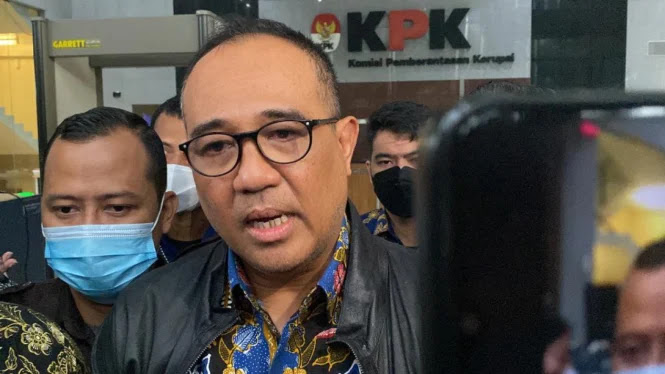 pejabat-ditjen-pajak-rafael-alun-trisambodo-usai-klarifikasi-di-kpk_665_374