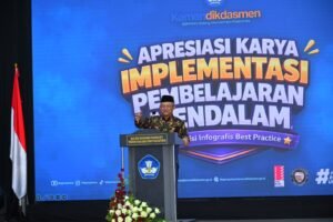 Mendikdasmen Abdul Mu'ti memberikan sambutan dalam kegiatan Apresiasi Karya Implementasi Pembelajaran Mendalam (Aksi PM) jenjang SMK yang digelar di Balai Besar Pengembangan Penjaminan Mutu Pendidikan Vokasi Bidang Otomotif dan Elektronika (BBPPMPV BOE) Malang, Jawa Timur, Minggu (9/8/2026).