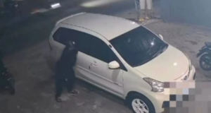 pencuri-pecah-kaca-mobil