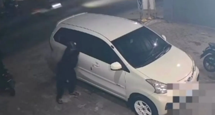 pencuri-pecah-kaca-mobil