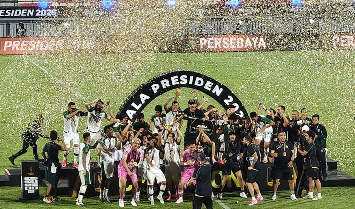 Persebaya Surabaya sukses mengukir sejarah dengan menjuarai Piala Presiden 2026 setelah menundukkan Persib Bandung melalui drama adu penalti 6-5 pada partai final yang berlangsung di Stadion Kapten I Wayan Dipta, Gianyar, Bali, Kamis (6/8/2026) malam hingga Jumat dini hari. (Foto: Tangkapan layar Antara)