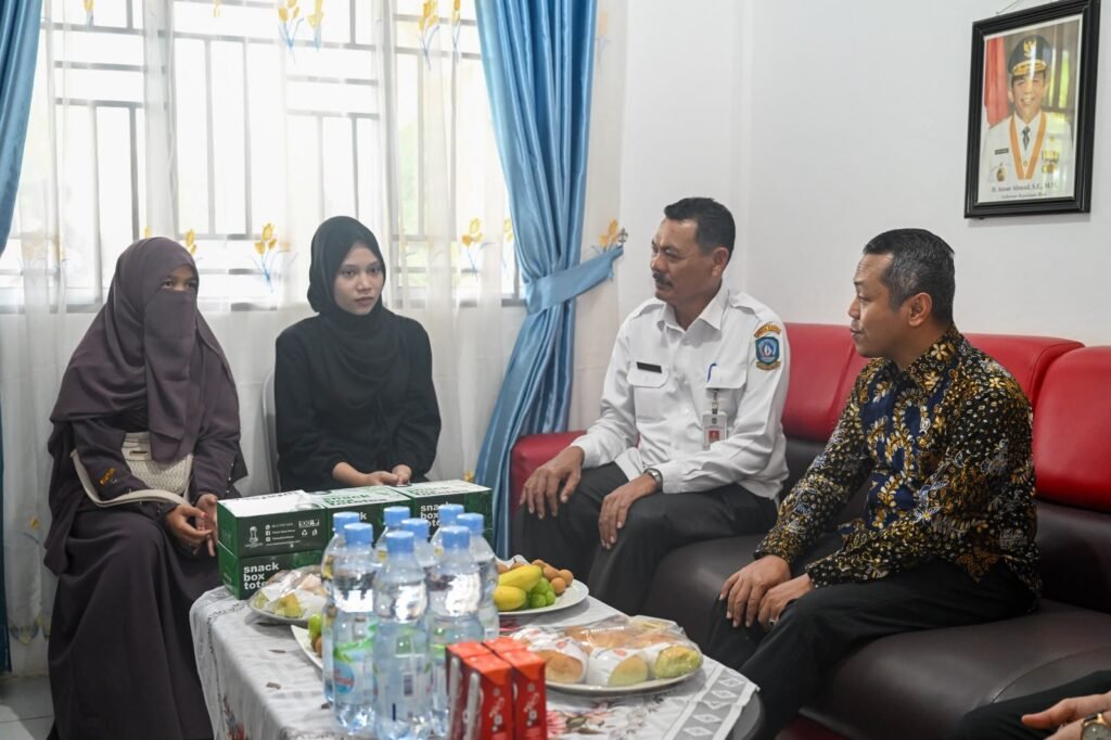 Keterbatasan kondisi kehidupan tidak selalu harus berujung pada putus sekolah. Syafira Aulyani Harahap dan Nurraya Almira Shiva membuktikannya dengan memilih Pendidikan Jarak Jauh (PJJ) di SMA Negeri 20 Kota Batam, Kepulauan Riau.