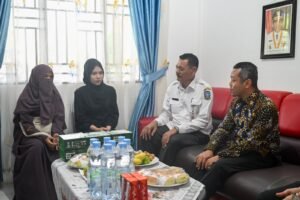 Keterbatasan kondisi kehidupan tidak selalu harus berujung pada putus sekolah. Syafira Aulyani Harahap dan Nurraya Almira Shiva membuktikannya dengan memilih Pendidikan Jarak Jauh (PJJ) di SMA Negeri 20 Kota Batam, Kepulauan Riau.