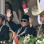 Senyum Prabowo Diapit Bapak-Anak, Jokowi dan Gibran, Sinyal Kompak di HUT Ke-81 RI?