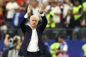 prancis-deschamps-tepuk-tangan-AFP