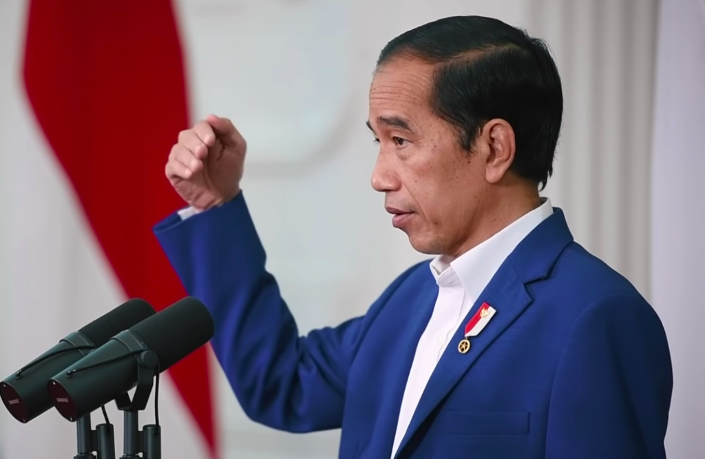 presiden-jokowi-jas-biru-kepal-tangan