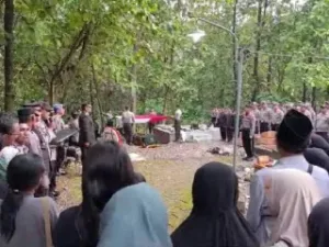 prosesi-pemakaman-jenazah-anggota-samapta-polres-j-chxa