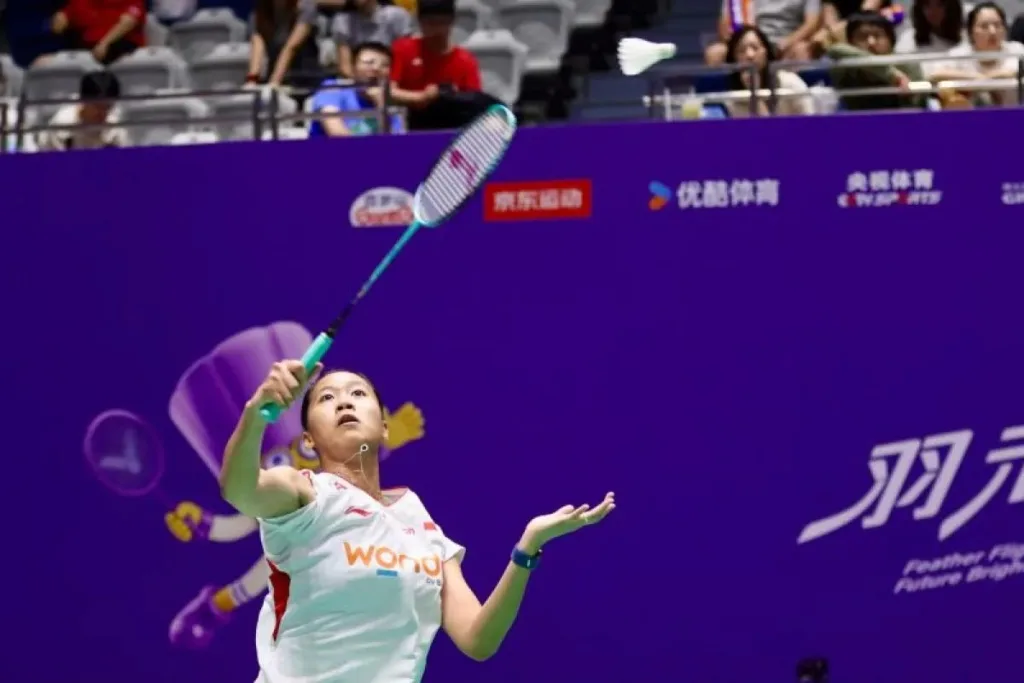 putri-kw-serius-ayun-raket-china-open