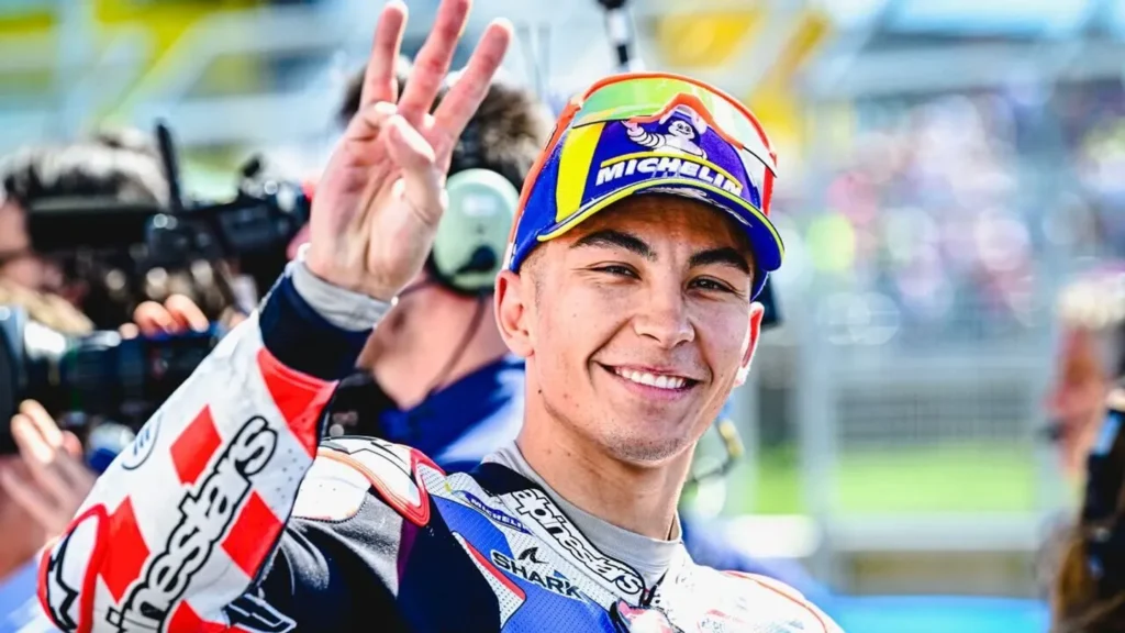 Raul Fernandez tampil impresif untuk meraih kemenangan pada MotoGP Inggris 2026 di Sirkuit Silverstone, Minggu (9/8/2026). Pembalap Trackhouse Aprilia itu memimpin balapan sejak awal hingga finis setelah melewati 20 putaran. (Foto: MotoGP)