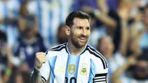 rekor-messi-argentina-tangan-mengepal