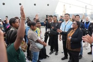 Wamendagri Ribka Haluk menyambut 65 pelajar dari wilayah pedalaman dan pegunungan Papua yang menempuh perjalanan laut selama tujuh hari untuk mengejar pendidikan di Tangerang, Banten. Penyambutan dilakukan di Pelabuhan Tanjung Priok, Jakarta, Selasa (11/8/2026).