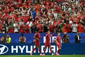 ronaldo-selebrasi-penonton-portugal