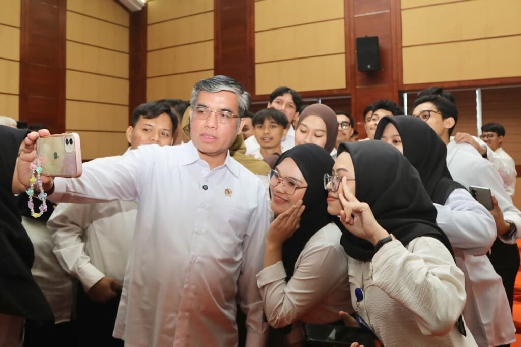 Menaker Yassierli berpose dengan para peserta usai membuka kegiatan Talent & Innovation Development Program (TIDP) di Balai Besar Peningkatan Produksi (BBPP) Bekasi, Jawa Barat, Kamis (13/8/2026).