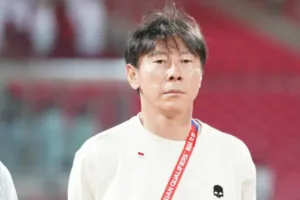 shin-tae-yong-kaos-putih
