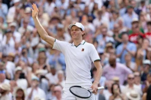 Jannik Sinner mundur dari Cincinnati Open 2026 karena cedera lutut kanan. Ia kini fokus mempersiapkan diri menuju US Open.