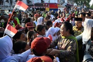 Mendikdasmen Abdul Mu'ti dan Ketua Komisi IV DPR RI Siti Hediati Soeharto (depan) di sela-sela aksi 1.000 penyandang disabilitas membacakan Teks Proklamasi Kemerdekaan Republik Indonesia (RI) menggunakan bahasa isyarat di kawasan Titik Nol Kilometer Yogyakarta, Rabu (12/8/2026).