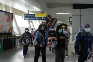 stasiun-lrt-jabodetabek-jam-sibuk