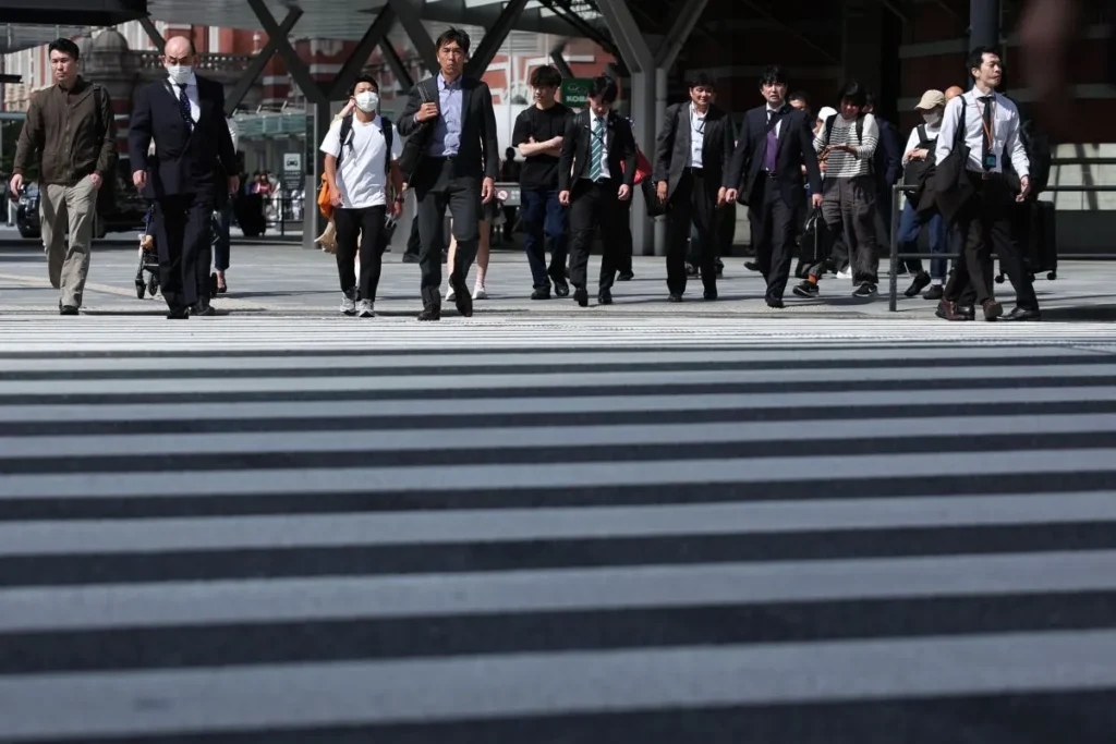 Para pekerja berjalan kaki melintas dekat Stasiun Tokyo di Tokyo, Jepang, 15 Mei 2026. (Foto: Xinhua/Jia Haocheng)