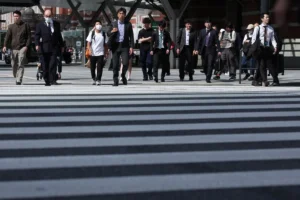Para pekerja berjalan kaki melintas dekat Stasiun Tokyo di Tokyo, Jepang, 15 Mei 2026. (Foto: Xinhua/Jia Haocheng)