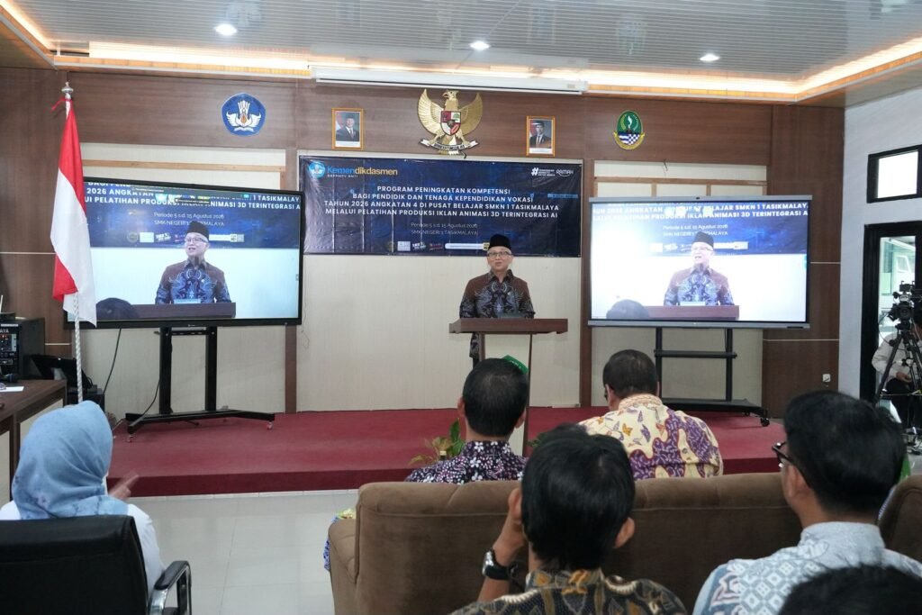 Wamendikdasmen Atip Latipulhayat memberikan sambutan dalam Program Peningkatan Kompetensi bagi Pendidik dan Tenaga Kependidikan Vokasi Tahun 2026 Angkatan 4 yang resmi dibuka di SMK Negeri 1 Tasikmalaya, Jawa Barat, Senin (10/8/2026).