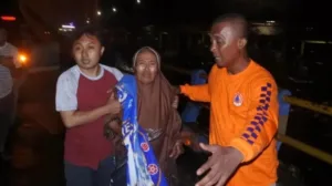 tim-sar-evakuasi-penumpang-kapal-selamat-di-pelabuhan-feri-jangkar-situbondo