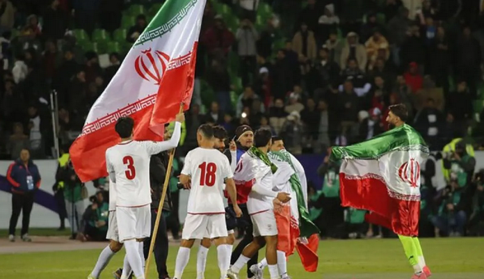 timnas-iran-sepak-bola-bendera-anadolu