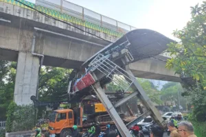 truk-alat-berat-crane-tersangkut-jpo
